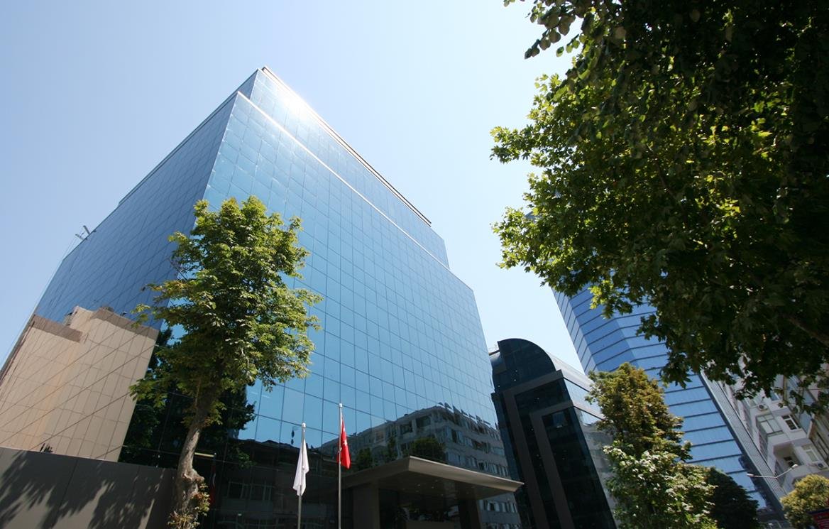 Saat kuleli, cam cepheli modern ofis binası